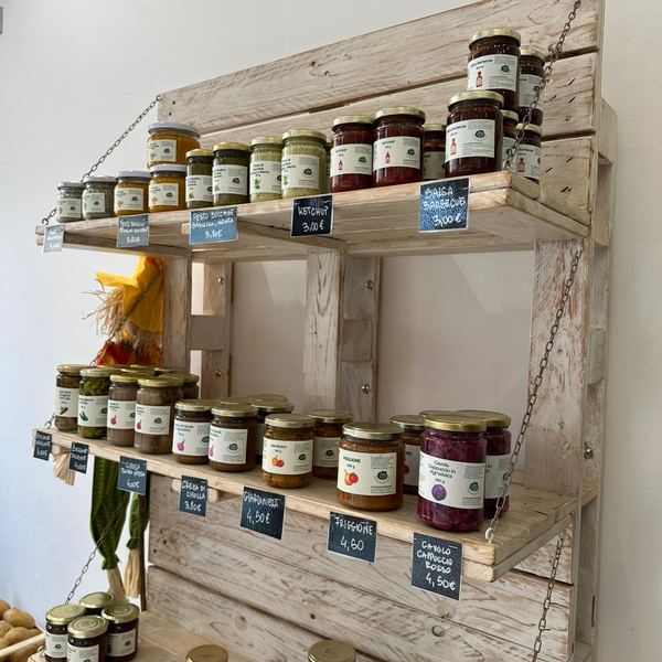 Scaffale di conserve artigianali